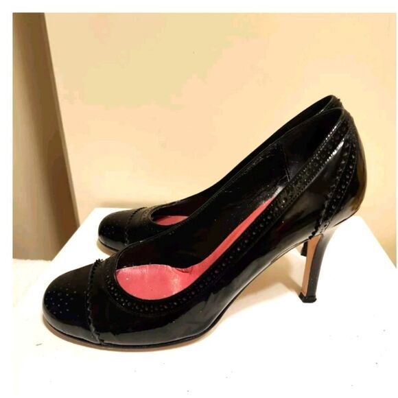 KATE SPADE Kelley Black Patent Leather "Wingtip" Pattern Pumps Sz.6.5 Ret. $328 - Picture 1 of 8